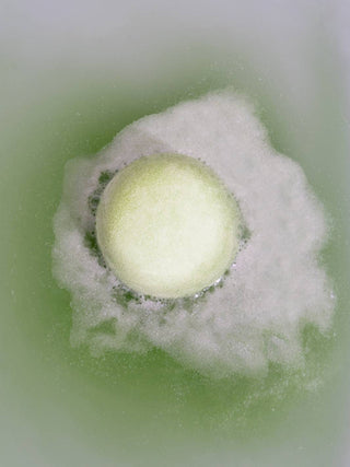 Calm Lavender & Spearmint Avocado Oil Bath Bomb Klei beauty